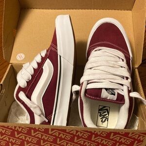 New never worn VANS size 10.0 women 8.5 men